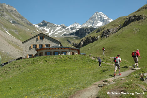 Wander - Urlaub: Ein Hotel am Berg