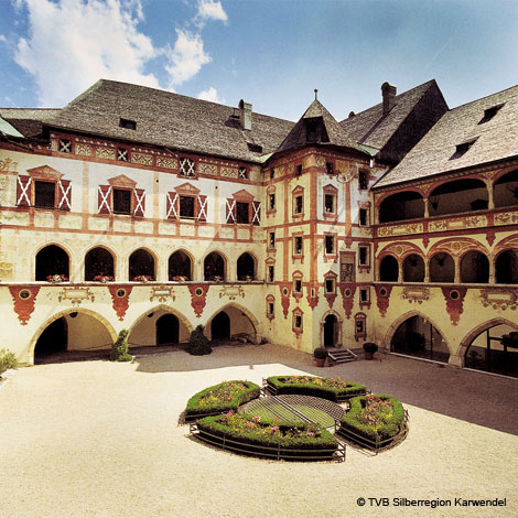 Schloss Tazberg Innenhof - Silberregion Karwendel