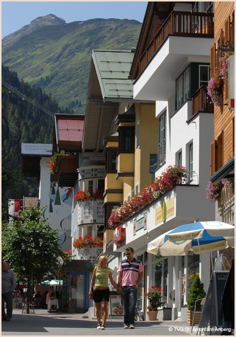 Fußgängerzone im Sommer in St. Anton am Arlberg in Tirol